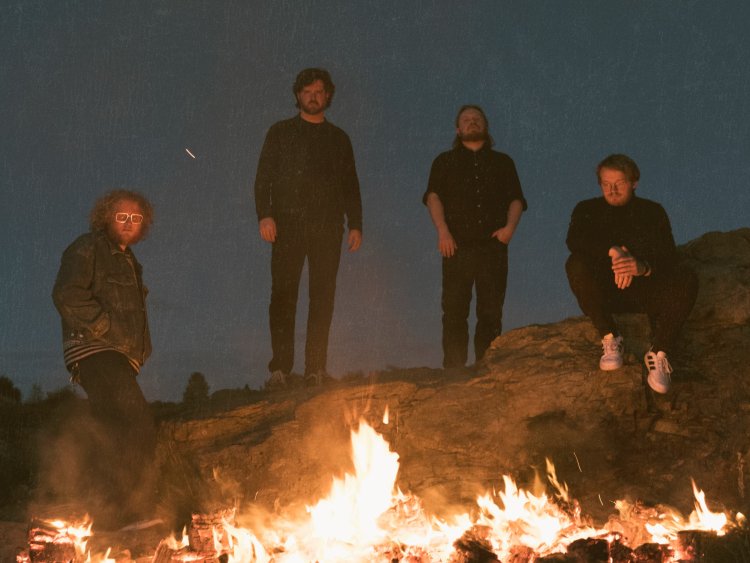 Fälaren fotografert ute i skumringen ved et bål