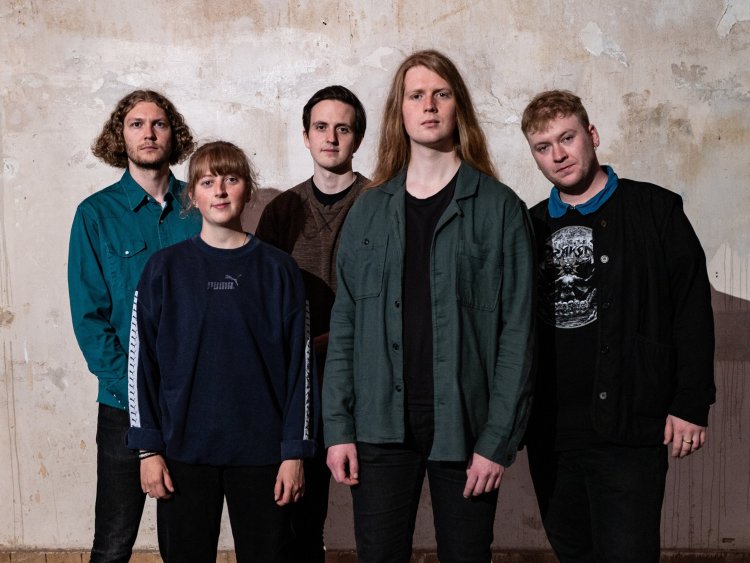 De fem musikerne i Sverre Sæbø Quintet foran en slitt betongvegg. &copy;Rasmus Vik Lagerberg