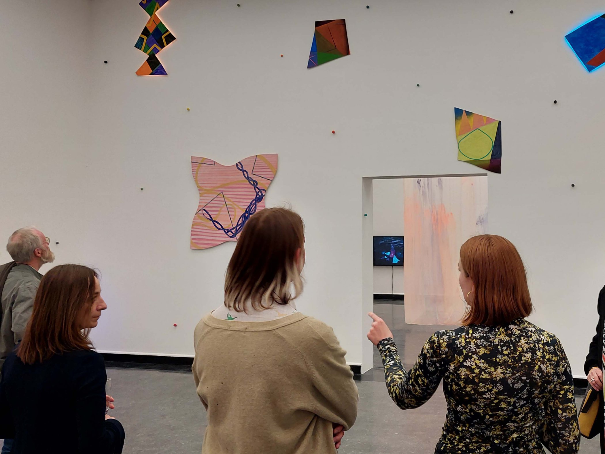 Fra medlemsomvisningen i Masterutstillingen i kunst 2022: Picnic holdt av kunstnerne Solveig Lien Granberg og Håvard Kranstad. Foto: Randi Grov Berger